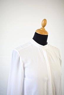 Weiße Bluse Büste